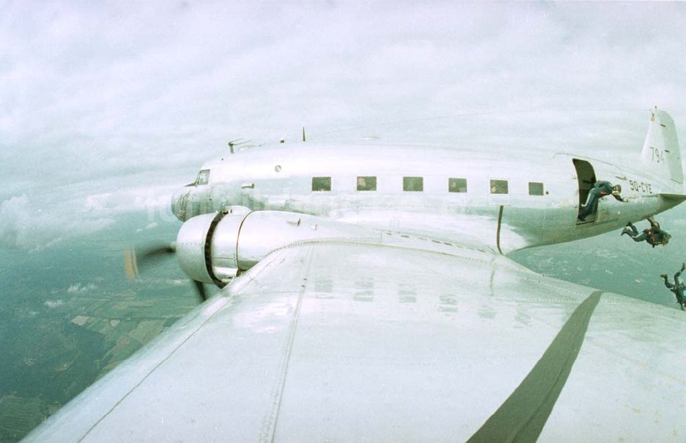  Berlin Gatow von oben - 28.06.1993 DC-3 Flug Flugtag Berlin Gatow