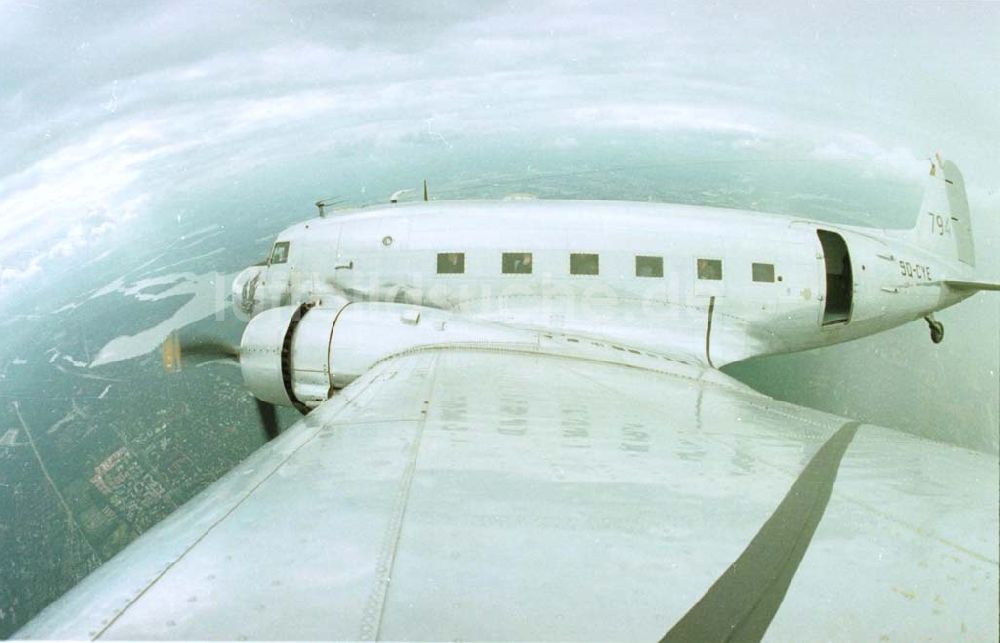 Luftbild Berlin Gatow - 28.06.1993 DC-3 Flug Flugtag Berlin Gatow