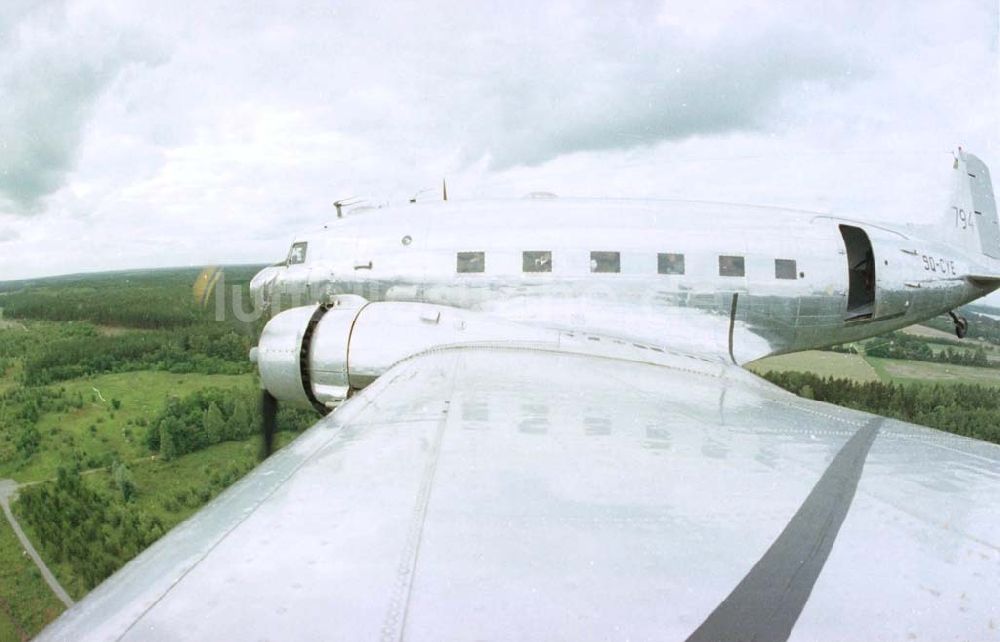 Luftaufnahme Berlin Gatow - 28.06.1993 DC-3 Flug Flugtag Berlin Gatow