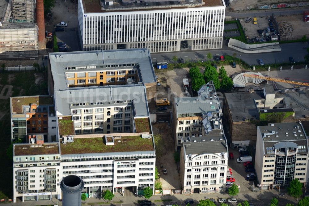 Luftaufnahme Berlin - Dächer, Gebäude und Straßenzüge südlich der Spree und entlang der Michaelkirchstraße im Bezirk Mitte in Berlin