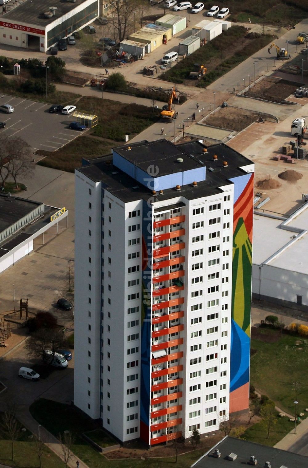 Erfurt aus der Vogelperspektive: DDR- Plattenhaus- Hochhaus im Wohngebiet Roter Berg in Erfurt im Bundesland Thüringen.