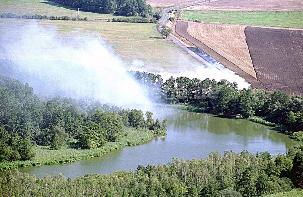 Deetz / Brandenburg aus der Vogelperspektive: Deetz / Brandenburg Blick auf ein Getreidefeldbrand in Deetz / Brandenburg 06.09.2003