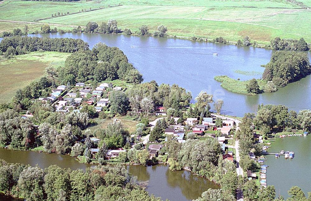 Luftbild Deetz / Brandenburg - Deetz / Brandenburg Blick auf Wochenendgrundstücks-Siedlung an der Havel namens Deetz in Brandenburg 06.09.2003