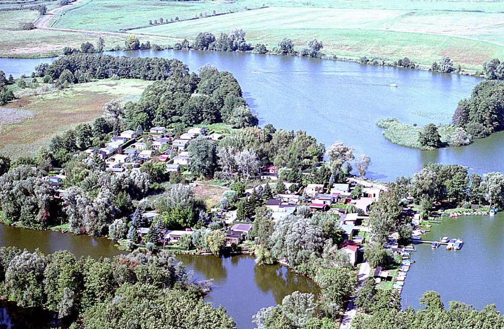 Luftaufnahme Deetz / Brandenburg - Deetz / Brandenburg Blick auf Wochenendgrundstücks-Siedlung an der Havel namens Deetz in Brandenburg 06.09.2003