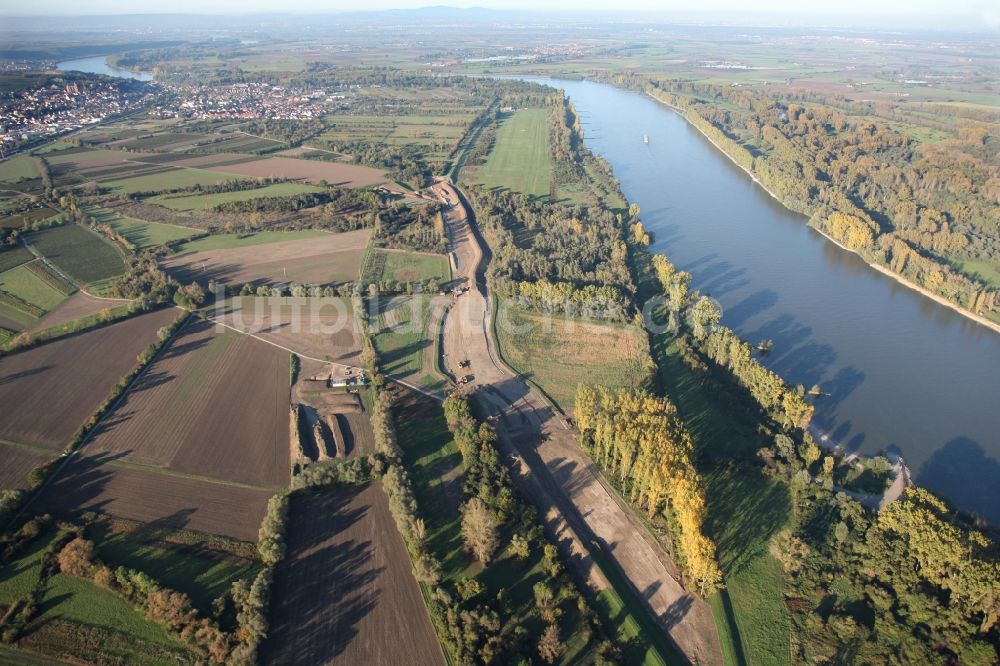 Dienheim aus der Vogelperspektive: Deich- Ausbau bei Dienheim im Bundesland Rheinland-Pfalz