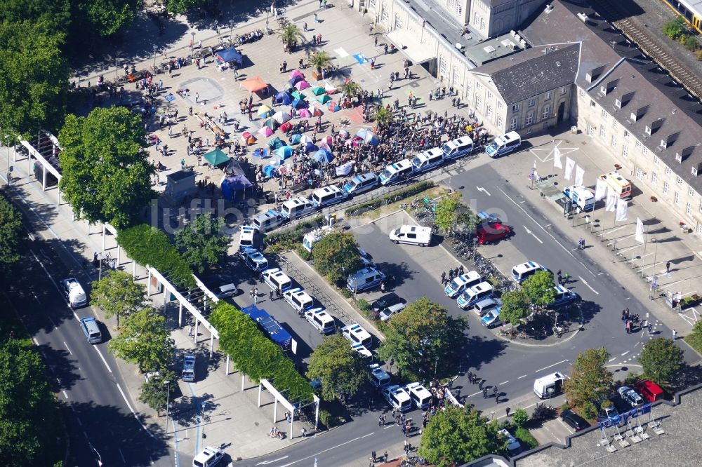 Göttingen aus der Vogelperspektive: Demonstration der NPD und von linken Gegendemonstranten auf dem Bahnhofsplatz in Göttingen im Bundesland Niedersachsen