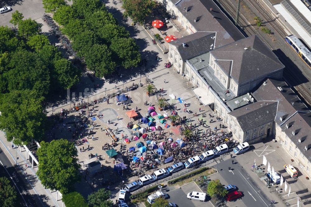 Luftbild Göttingen - Demonstration der NPD und von linken Gegendemonstranten auf dem Bahnhofsplatz in Göttingen im Bundesland Niedersachsen