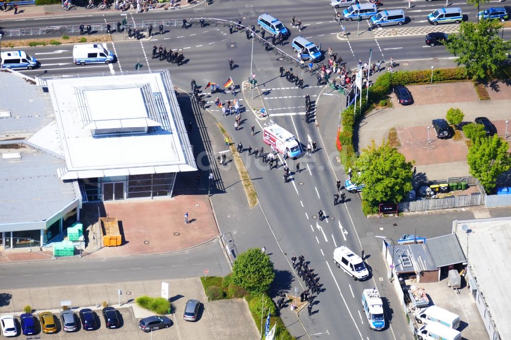 Göttingen aus der Vogelperspektive: Demonstration der rechten Partei „Die Republikaner“ und Gegenproteste in Göttingen im Bundesland Niedersachsen, Deutschland