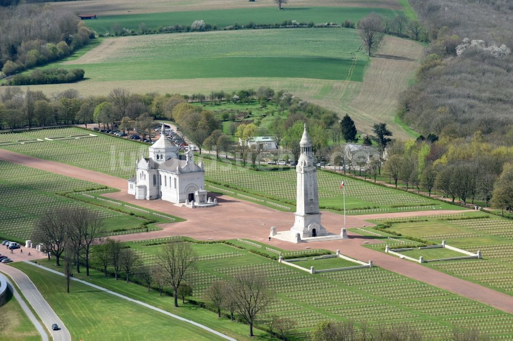 Ablain-Saint-Nazaire aus der Vogelperspektive: Denkmal und Basilika - Kirche auf dem Gelände des Militär- Friedhofes Notre Dame de Lorette in Ablain-Saint-Nazaire in Nord-Pas-de-Calais Picardie, Frankreich