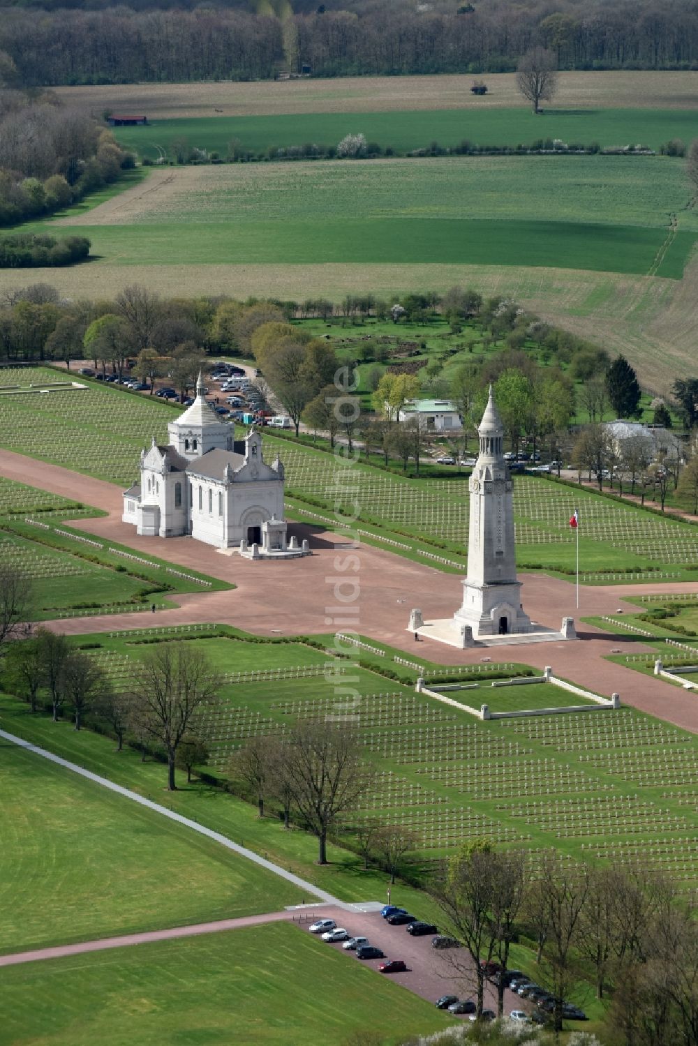 Luftbild Ablain-Saint-Nazaire - Denkmal und Basilika - Kirche auf dem Gelände des Militär- Friedhofes Notre Dame de Lorette in Ablain-Saint-Nazaire in Nord-Pas-de-Calais Picardie, Frankreich