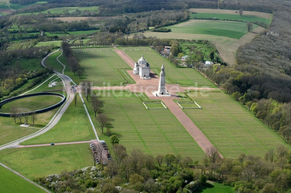 Ablain-Saint-Nazaire von oben - Denkmal und Basilika - Kirche auf dem Gelände des Militär- Friedhofes Notre Dame de Lorette in Ablain-Saint-Nazaire in Nord-Pas-de-Calais Picardie, Frankreich