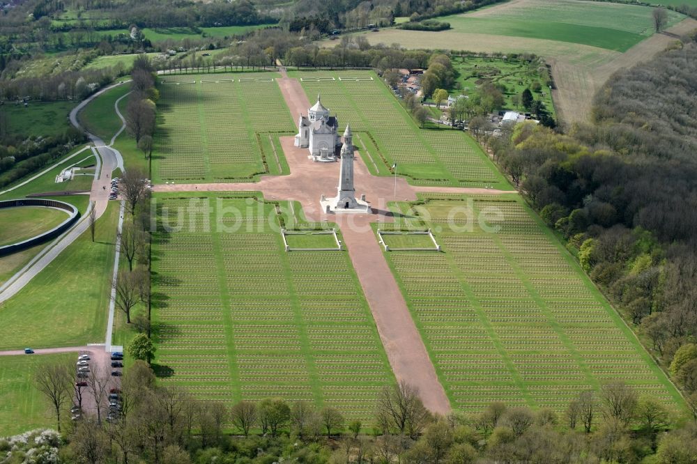 Ablain-Saint-Nazaire aus der Vogelperspektive: Denkmal und Basilika - Kirche auf dem Gelände des Militär- Friedhofes Notre Dame de Lorette in Ablain-Saint-Nazaire in Nord-Pas-de-Calais Picardie, Frankreich