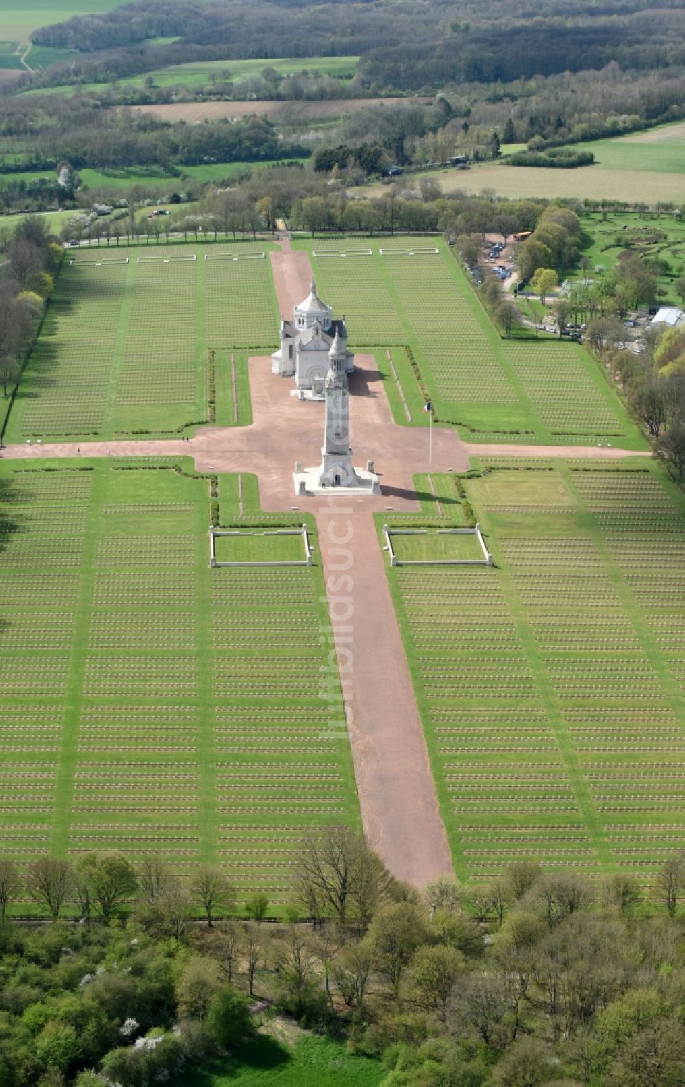 Luftbild Ablain-Saint-Nazaire - Denkmal und Basilika - Kirche auf dem Gelände des Militär- Friedhofes Notre Dame de Lorette in Ablain-Saint-Nazaire in Nord-Pas-de-Calais Picardie, Frankreich