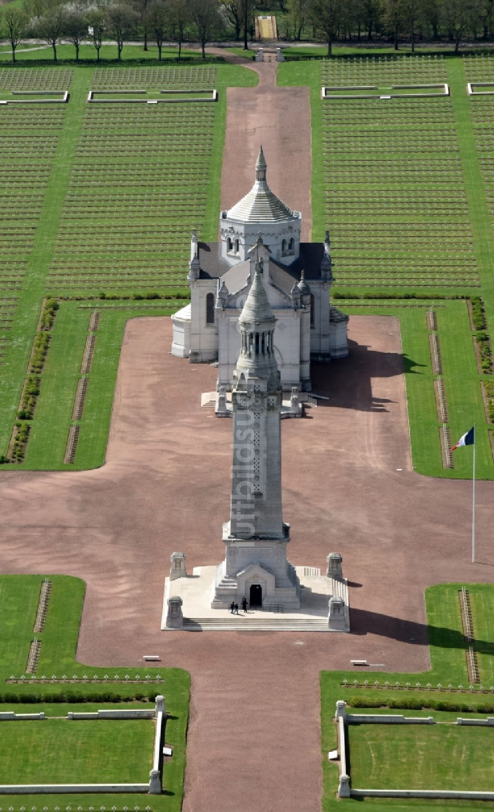 Luftaufnahme Ablain-Saint-Nazaire - Denkmal und Basilika - Kirche auf dem Gelände des Militär- Friedhofes Notre Dame de Lorette in Ablain-Saint-Nazaire in Nord-Pas-de-Calais Picardie, Frankreich