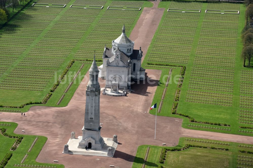 Ablain-Saint-Nazaire von oben - Denkmal und Basilika - Kirche auf dem Gelände des Militär- Friedhofes Notre Dame de Lorette in Ablain-Saint-Nazaire in Nord-Pas-de-Calais Picardie, Frankreich