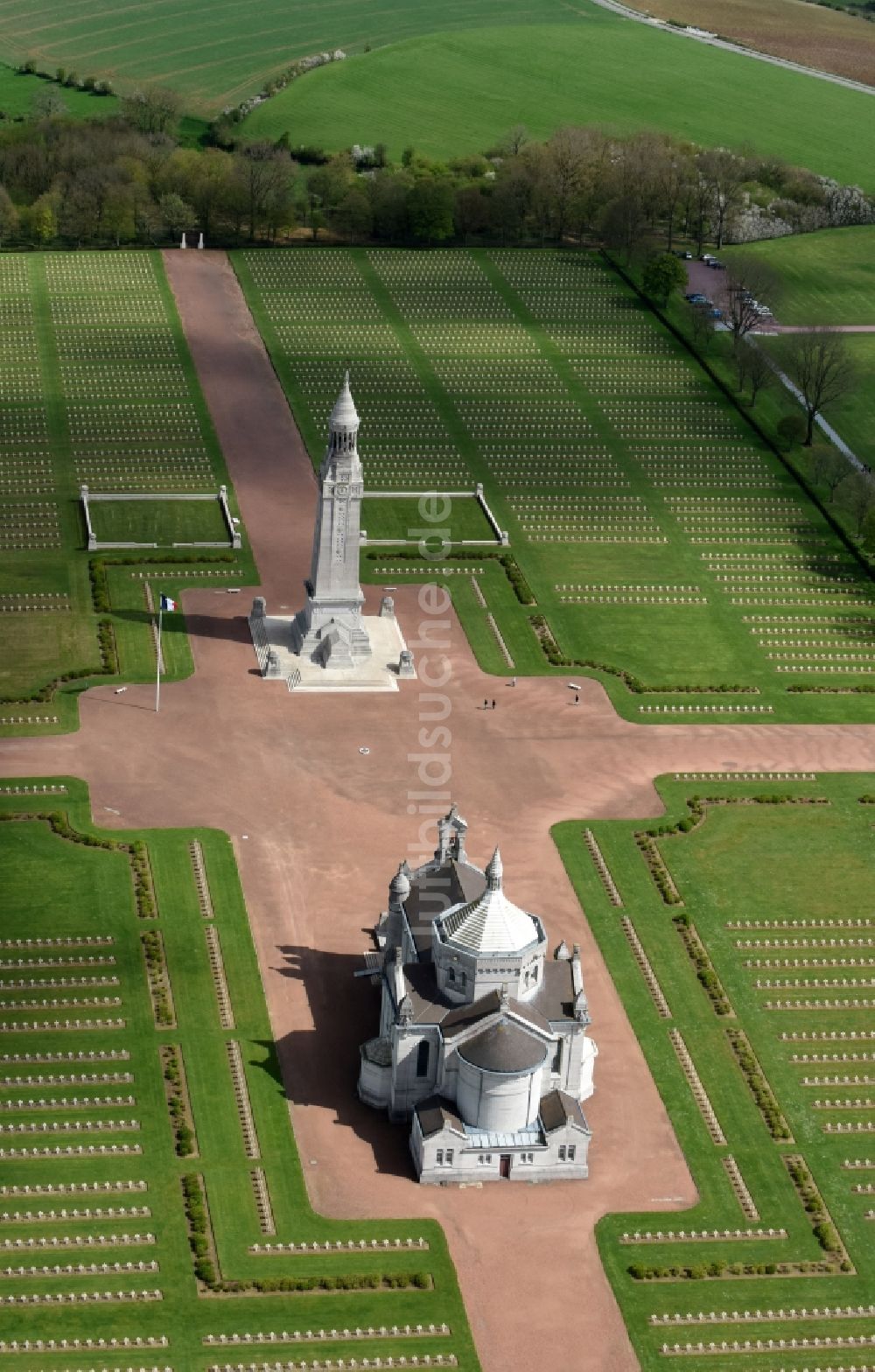 Luftaufnahme Ablain-Saint-Nazaire - Denkmal und Basilika - Kirche auf dem Gelände des Militär- Friedhofes Notre Dame de Lorette in Ablain-Saint-Nazaire in Nord-Pas-de-Calais Picardie, Frankreich