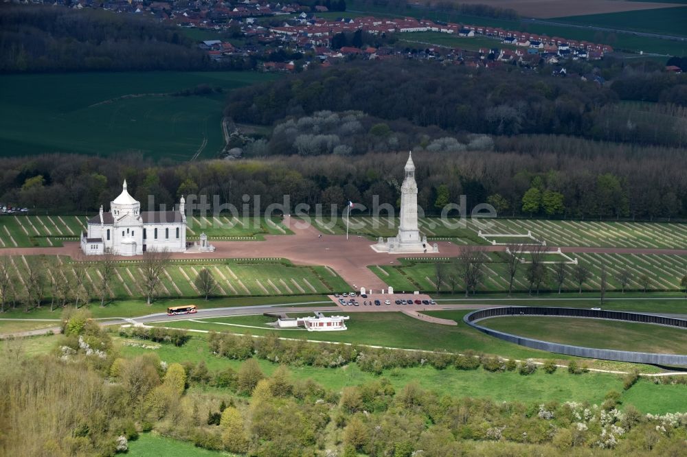 Ablain-Saint-Nazaire aus der Vogelperspektive: Denkmal und Basilika - Kirche auf dem Gelände des Militär- Friedhofes Notre Dame de Lorette in Ablain-Saint-Nazaire in Nord-Pas-de-Calais Picardie, Frankreich