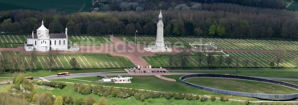 Luftbild Ablain-Saint-Nazaire - Denkmal und Basilika - Kirche auf dem Gelände des Militär- Friedhofes Notre Dame de Lorette in Ablain-Saint-Nazaire in Nord-Pas-de-Calais Picardie, Frankreich