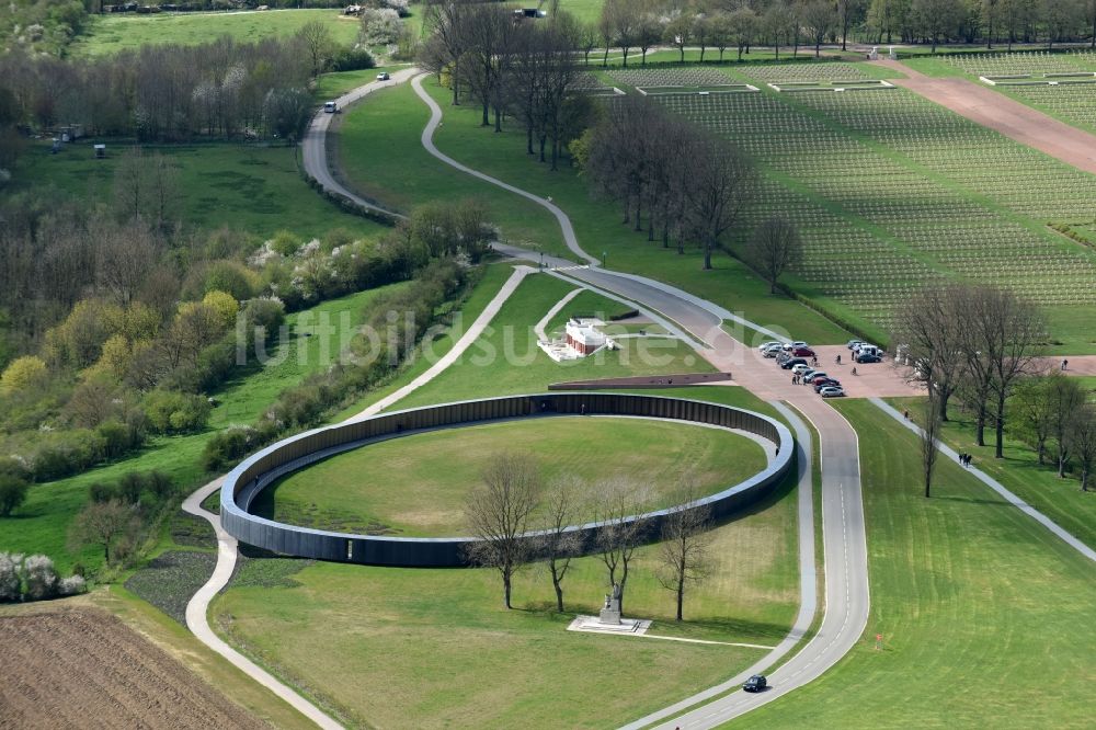 Ablain-Saint-Nazaire von oben - Denkmal- Gefallenenmahnmal Ring der Erinnerung auf dem Gelände des Militär- Friedhofes Notre Dame de Lorette in Ablain-Saint-Nazaire in Nord-Pas-de-Calais Picardie, Frankreich