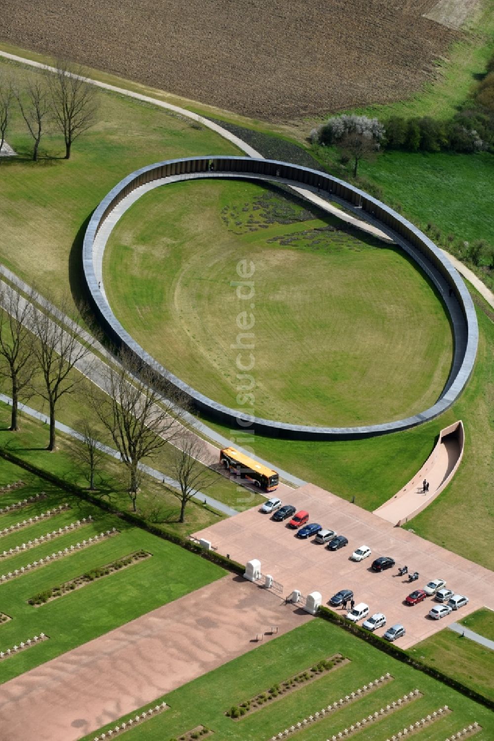 Luftbild Ablain-Saint-Nazaire - Denkmal- Gefallenenmahnmal Ring der Erinnerung auf dem Gelände des Militär- Friedhofes Notre Dame de Lorette in Ablain-Saint-Nazaire in Nord-Pas-de-Calais Picardie, Frankreich