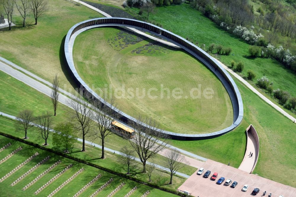 Luftbild Ablain-Saint-Nazaire - Denkmal- Gefallenenmahnmal Ring der Erinnerung auf dem Gelände des Militär- Friedhofes Notre Dame de Lorette in Ablain-Saint-Nazaire in Nord-Pas-de-Calais Picardie, Frankreich