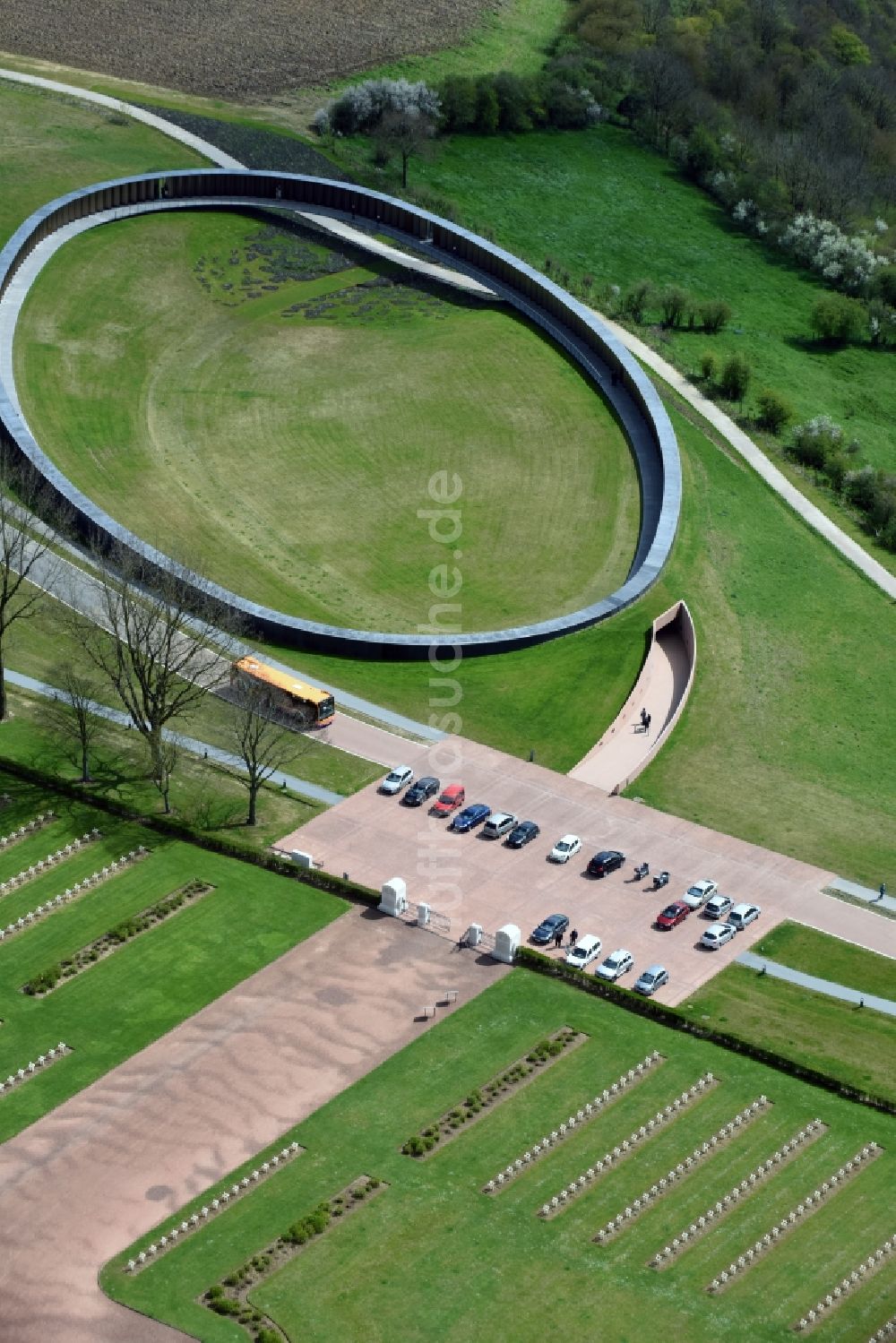 Ablain-Saint-Nazaire von oben - Denkmal- Gefallenenmahnmal Ring der Erinnerung auf dem Gelände des Militär- Friedhofes Notre Dame de Lorette in Ablain-Saint-Nazaire in Nord-Pas-de-Calais Picardie, Frankreich