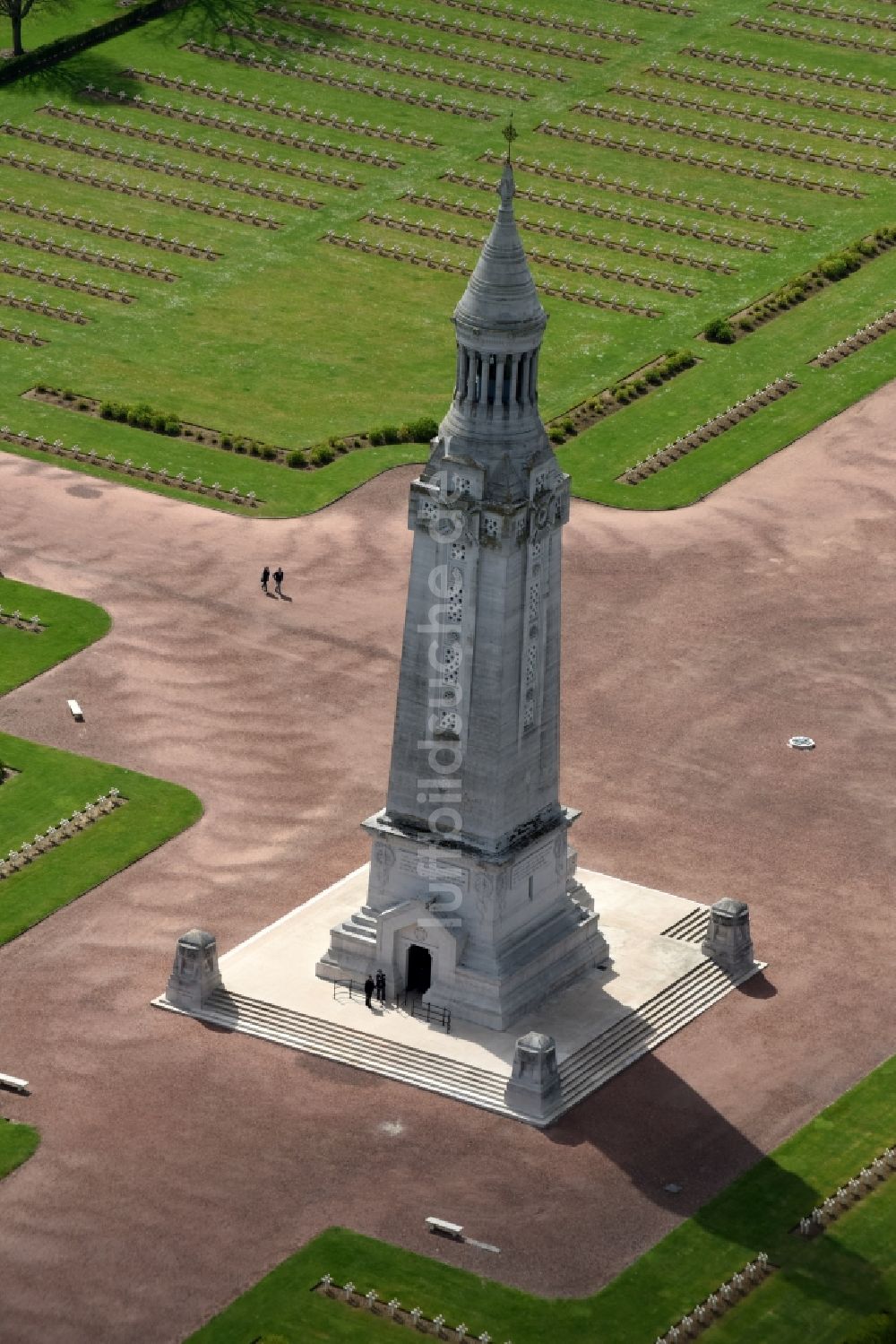 Luftaufnahme Ablain-Saint-Nazaire - Denkmal- Turm auf dem Gelände des Militär- Friedhofes Notre Dame de Lorette in Ablain-Saint-Nazaire in Nord-Pas-de-Calais Picardie, Frankreich