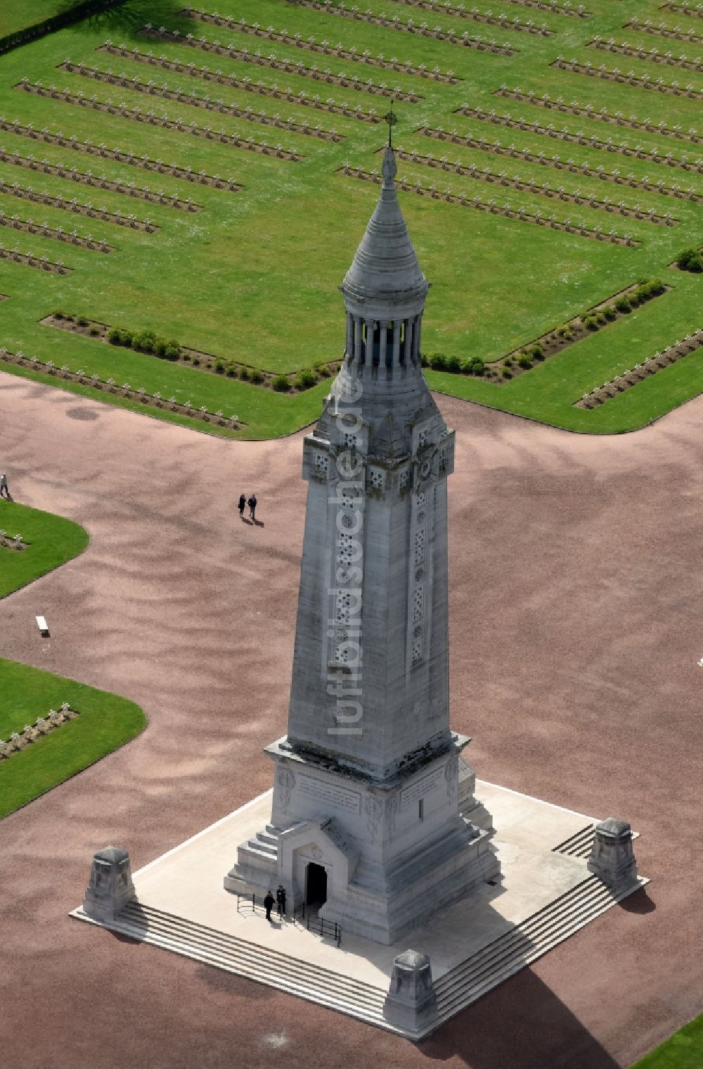 Ablain-Saint-Nazaire von oben - Denkmal- Turm auf dem Gelände des Militär- Friedhofes Notre Dame de Lorette in Ablain-Saint-Nazaire in Nord-Pas-de-Calais Picardie, Frankreich