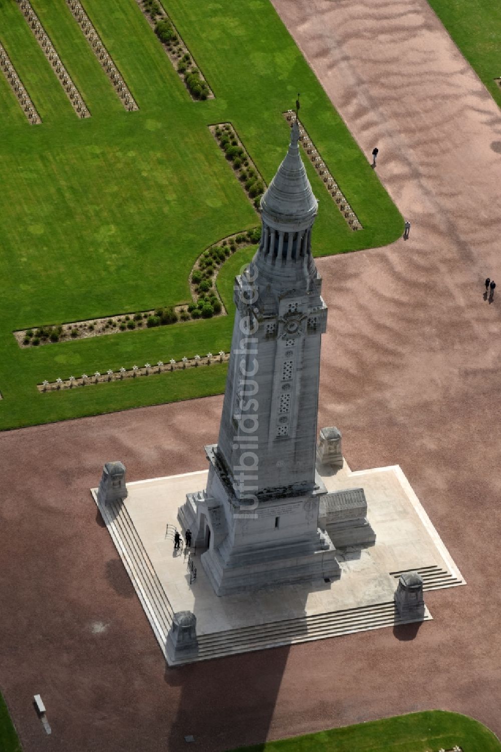 Ablain-Saint-Nazaire aus der Vogelperspektive: Denkmal- Turm auf dem Gelände des Militär- Friedhofes Notre Dame de Lorette in Ablain-Saint-Nazaire in Nord-Pas-de-Calais Picardie, Frankreich