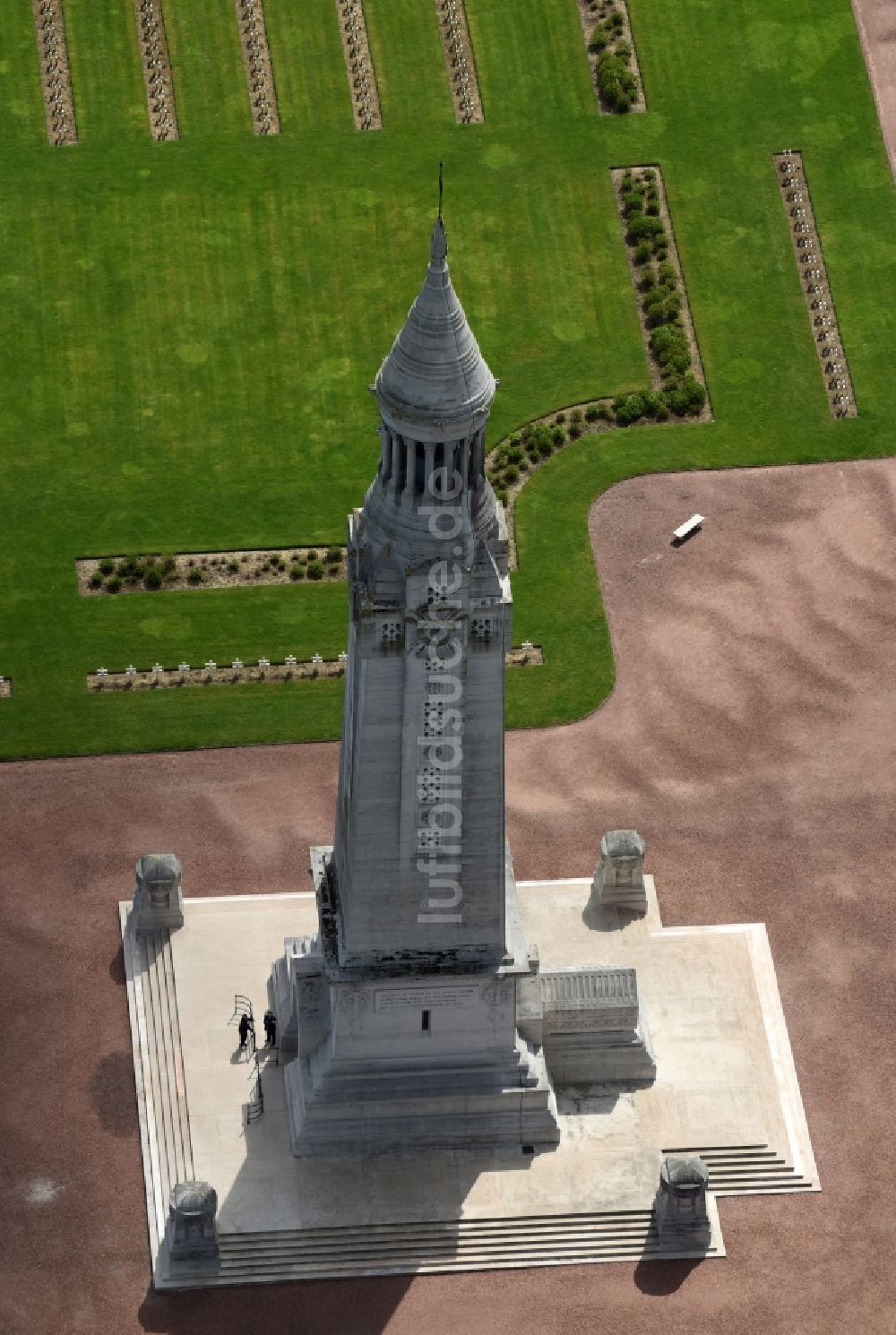 Luftbild Ablain-Saint-Nazaire - Denkmal- Turm auf dem Gelände des Militär- Friedhofes Notre Dame de Lorette in Ablain-Saint-Nazaire in Nord-Pas-de-Calais Picardie, Frankreich