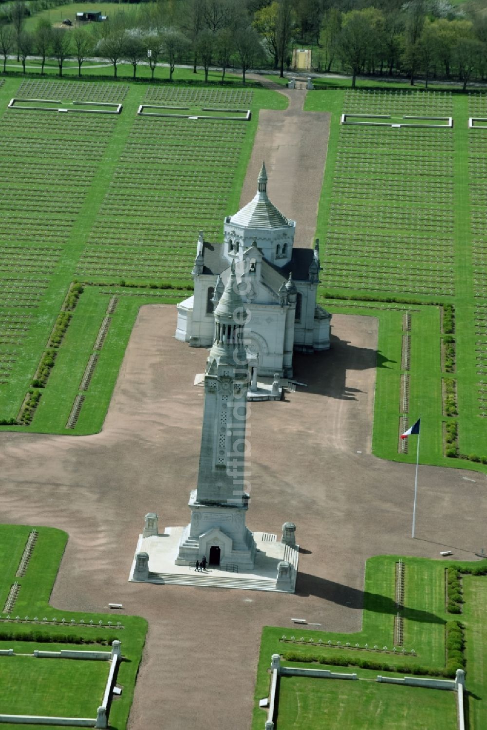 Luftaufnahme Ablain-Saint-Nazaire - Denkmal- Turm auf dem Gelände des Militär- Friedhofes Notre Dame de Lorette in Ablain-Saint-Nazaire in Nord-Pas-de-Calais Picardie, Frankreich