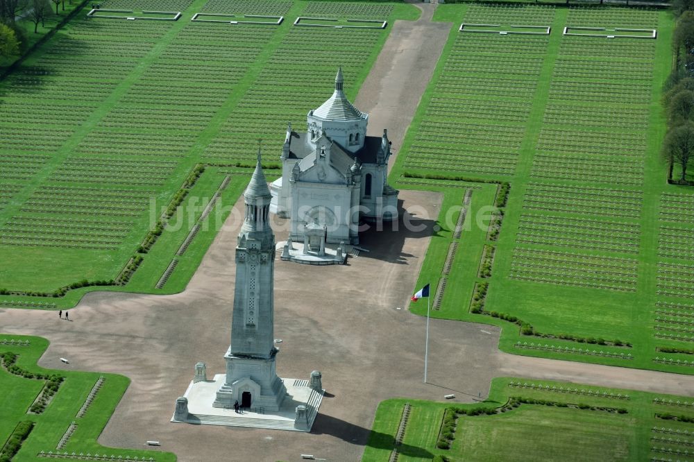 Ablain-Saint-Nazaire von oben - Denkmal- Turm auf dem Gelände des Militär- Friedhofes Notre Dame de Lorette in Ablain-Saint-Nazaire in Nord-Pas-de-Calais Picardie, Frankreich