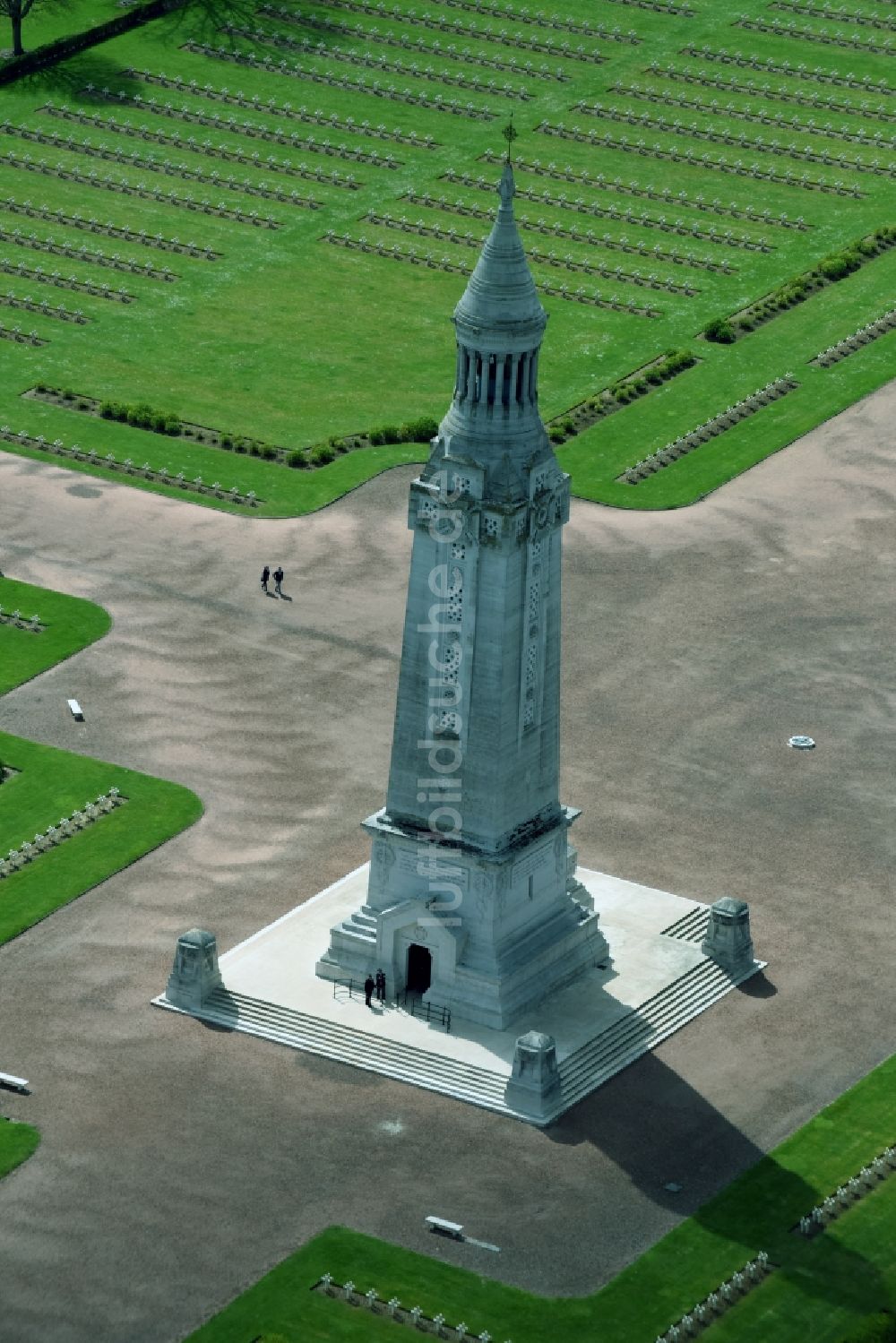 Ablain-Saint-Nazaire aus der Vogelperspektive: Denkmal- Turm auf dem Gelände des Militär- Friedhofes Notre Dame de Lorette in Ablain-Saint-Nazaire in Nord-Pas-de-Calais Picardie, Frankreich