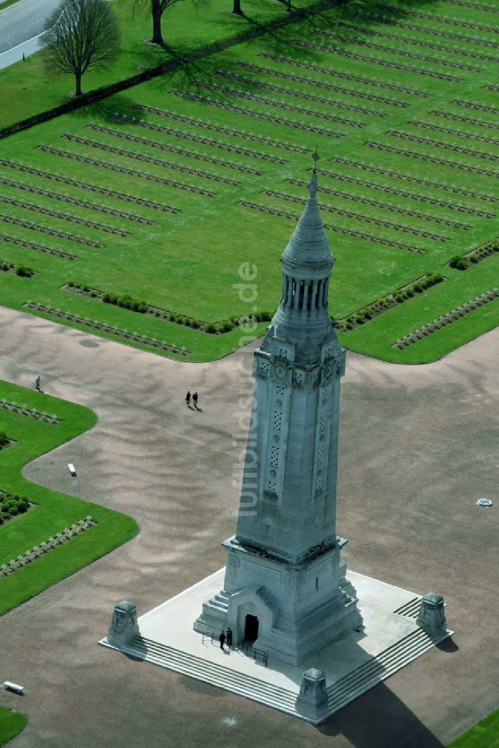 Luftbild Ablain-Saint-Nazaire - Denkmal- Turm auf dem Gelände des Militär- Friedhofes Notre Dame de Lorette in Ablain-Saint-Nazaire in Nord-Pas-de-Calais Picardie, Frankreich