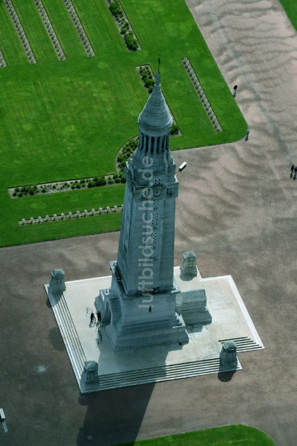 Luftaufnahme Ablain-Saint-Nazaire - Denkmal- Turm auf dem Gelände des Militär- Friedhofes Notre Dame de Lorette in Ablain-Saint-Nazaire in Nord-Pas-de-Calais Picardie, Frankreich