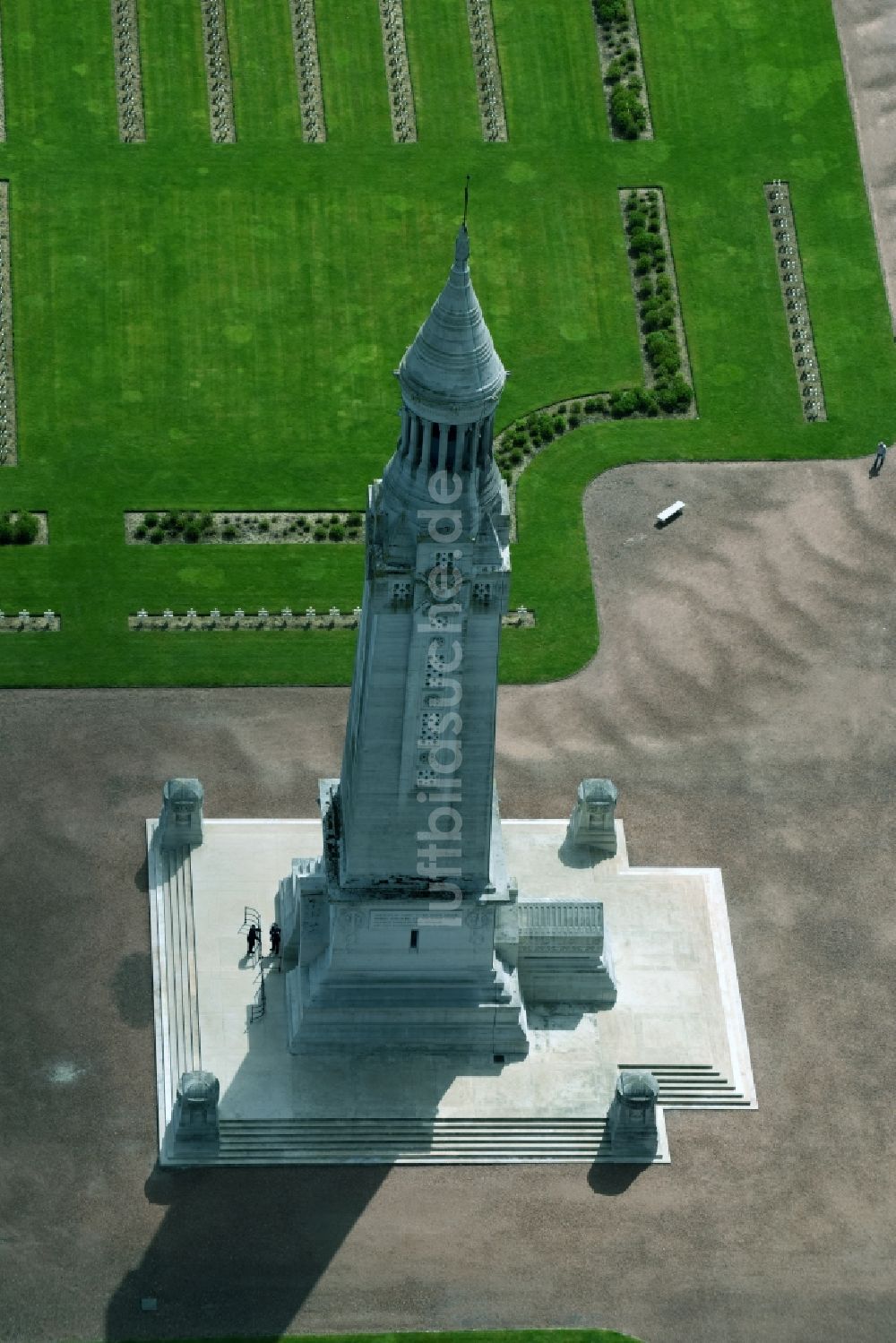 Ablain-Saint-Nazaire von oben - Denkmal- Turm auf dem Gelände des Militär- Friedhofes Notre Dame de Lorette in Ablain-Saint-Nazaire in Nord-Pas-de-Calais Picardie, Frankreich