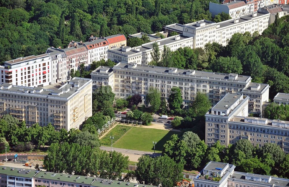 Berlin Friedrichshain aus der Vogelperspektive: Denkmalensemble Karl-Marx-Allee in Berlin / Freidrichshain im Bundesland Berlin