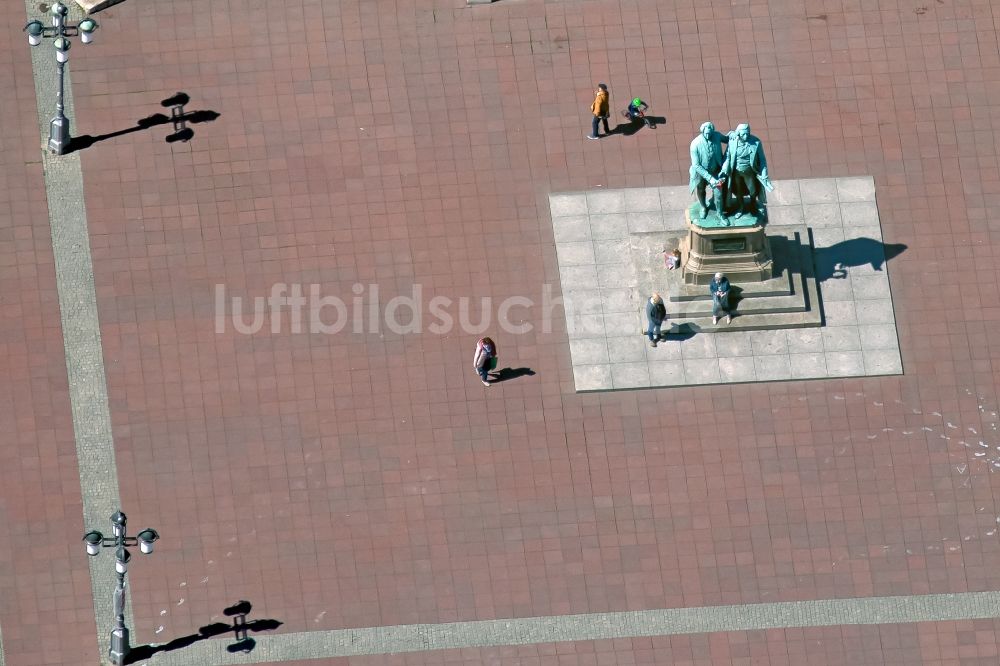 Luftbild Weimar - Denkmales Goethe-Schiller-Denkmal auf dem Theaterplatz in Weimar im Bundesland Thüringen, Deutschland