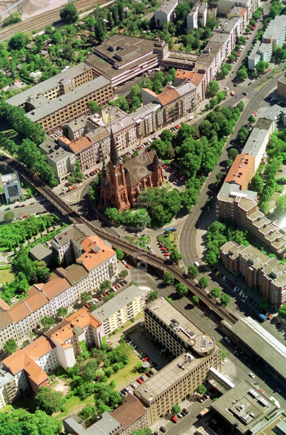 Berlin aus der Vogelperspektive: Dennewitzer Platz mit Lutherkirche in Berlin - Schöneberg