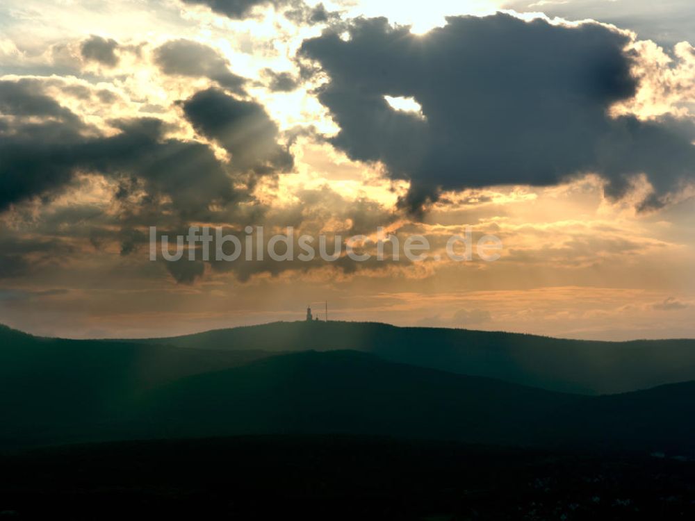 Schmitten von oben - Der abendliche Große Feldberg im Taunusgebirge bei Schmitten ( Hochtaunus )