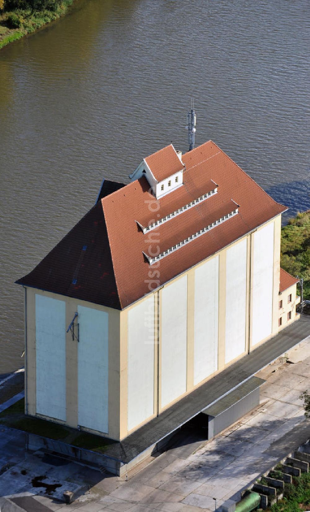 Luftaufnahme Nienburg / Saale - Der alte Getreidespeicher in Nienburg an der Saale in Sachsen-Anhalt