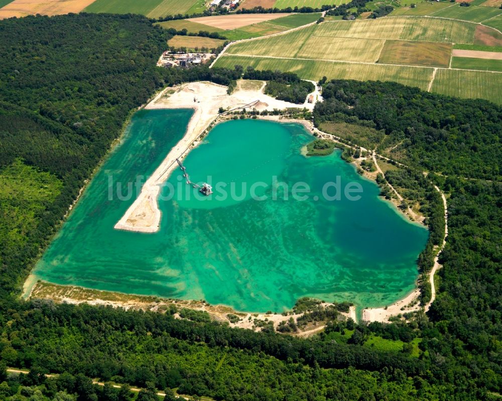 Hartheim am Rhein von oben - Der Baggersee in Hartheim am Rhein im Bundesland Baden-Württemberg