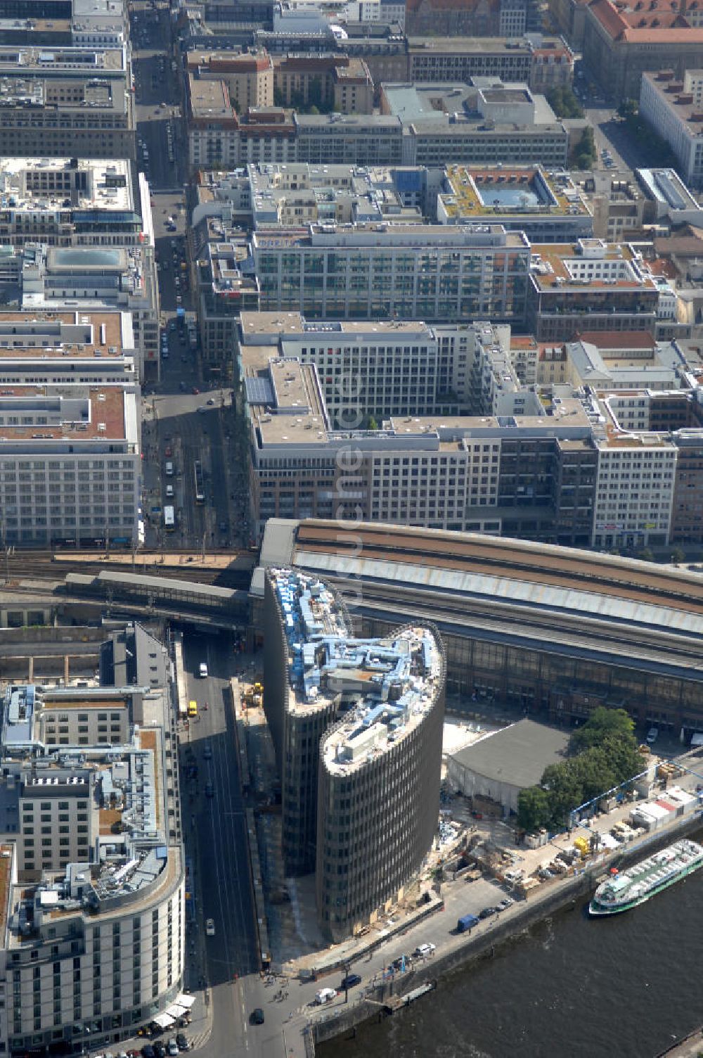 Berlin aus der Vogelperspektive: Der Bahnhof Friedrichstraße in Berlin