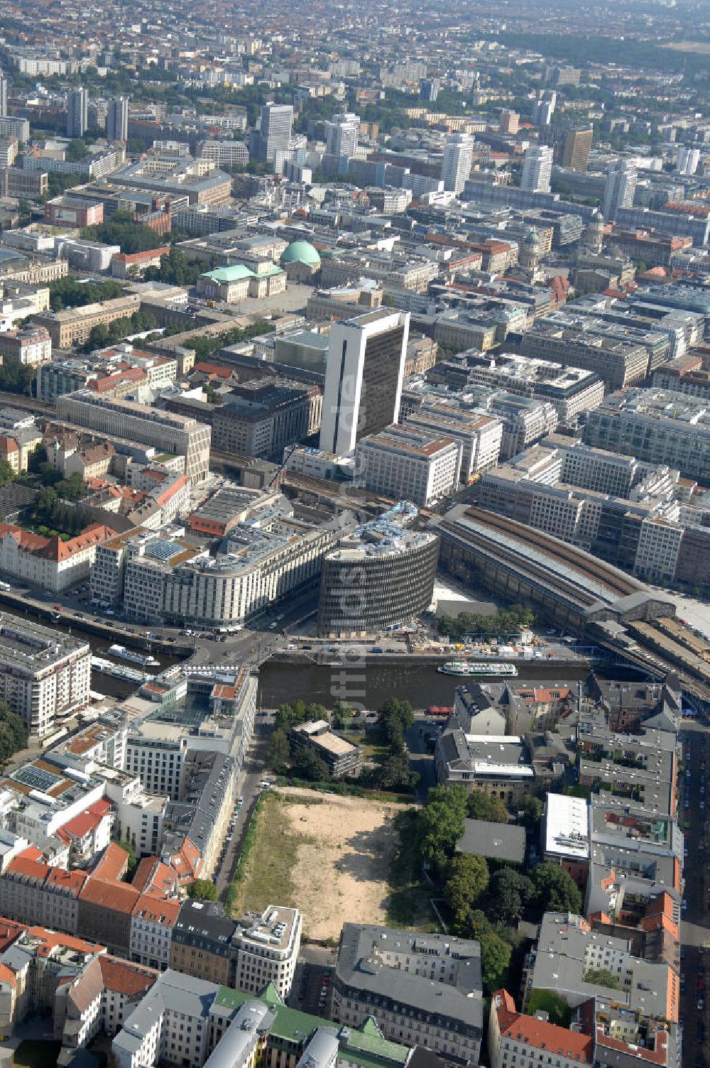 Luftbild Berlin - Der Bahnhof Friedrichstraße in Berlin