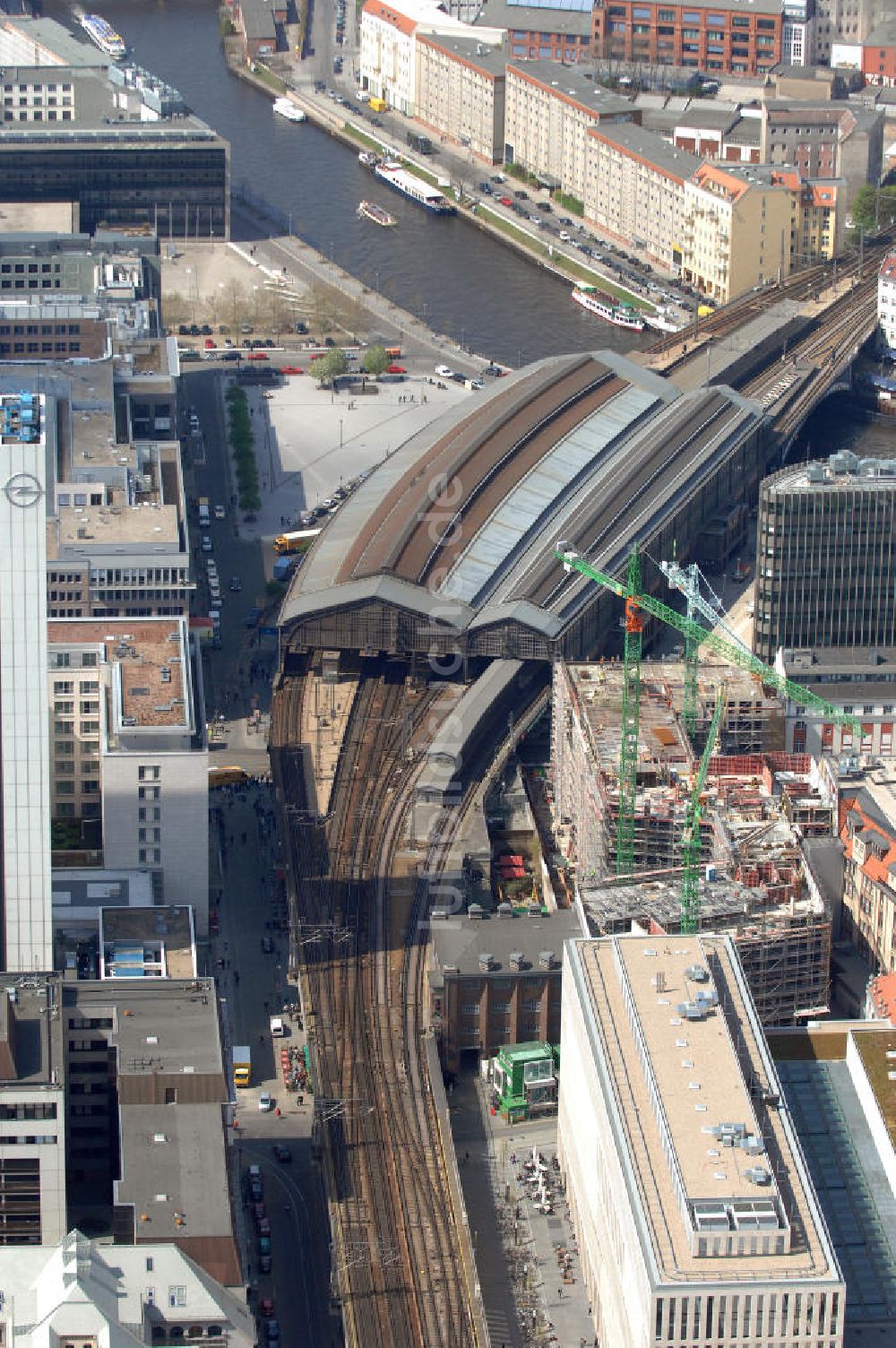 Berlin aus der Vogelperspektive: Der Bahnhof Friedrichstraße in Berlin-Mitte