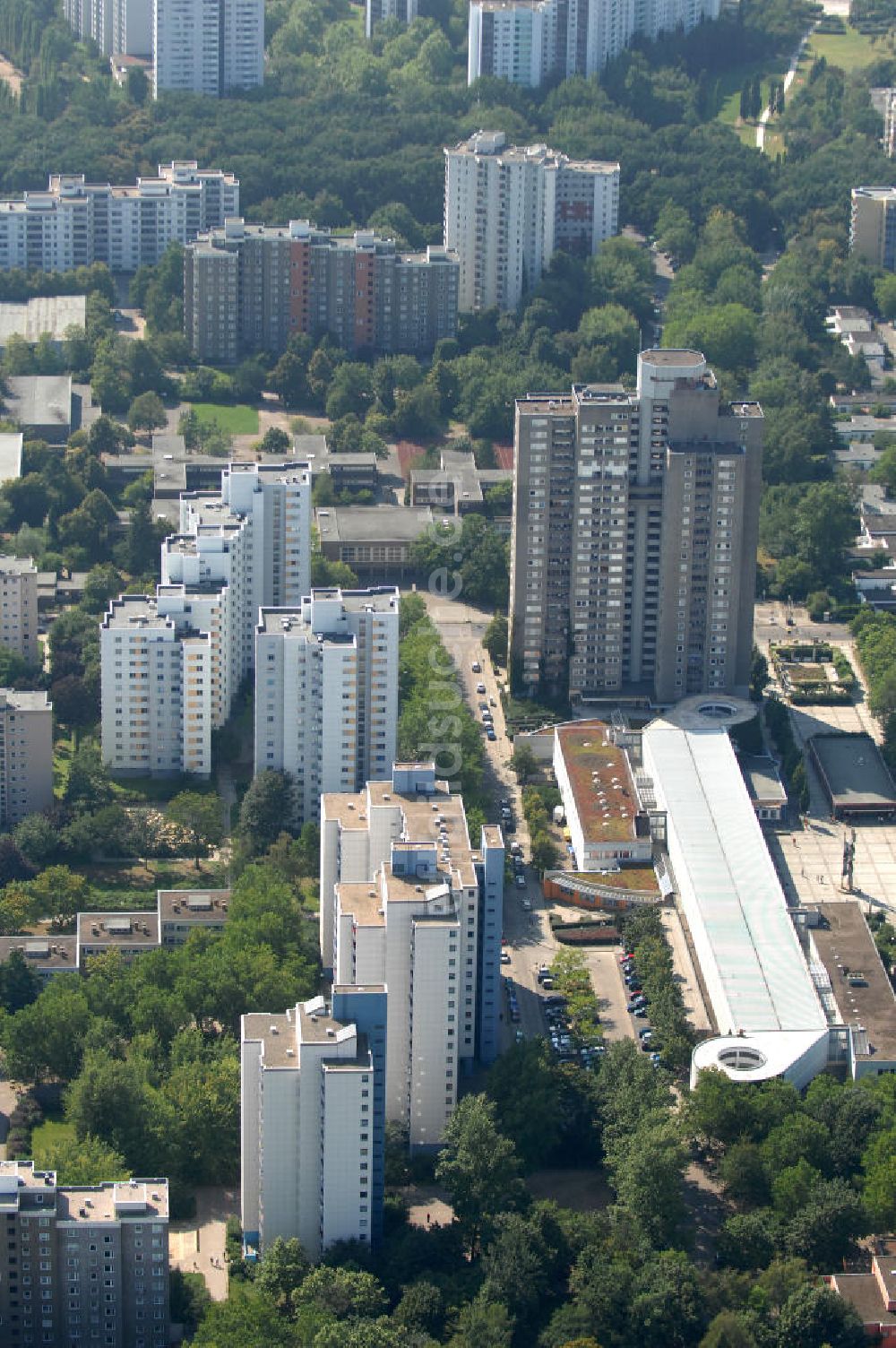 Berlin aus der Vogelperspektive: Der U-Bahnhof Wutzkyallee in Berlin