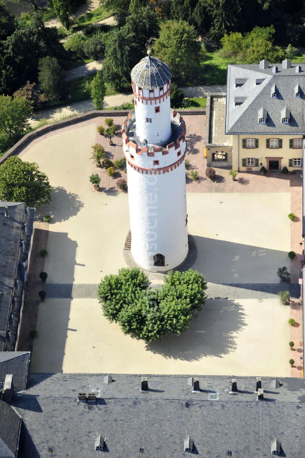 Bad Homburg von oben - Der Bergfried von Schloss Bad Homburg in Homburg, Hessen