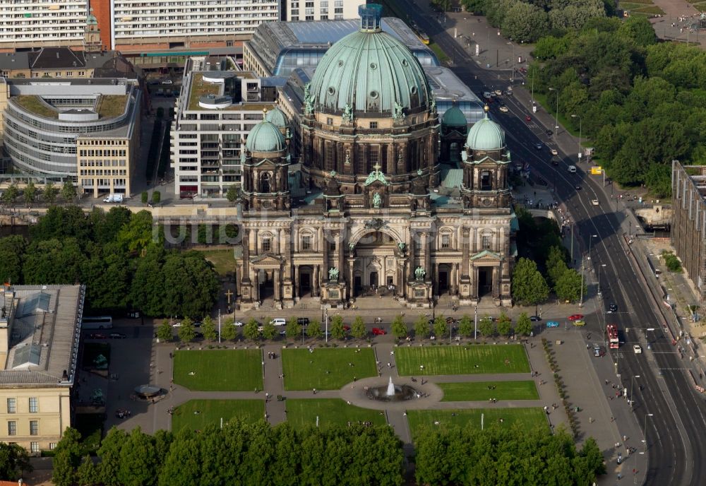 Berlin aus der Vogelperspektive: Der Berliner Dom in Berlin