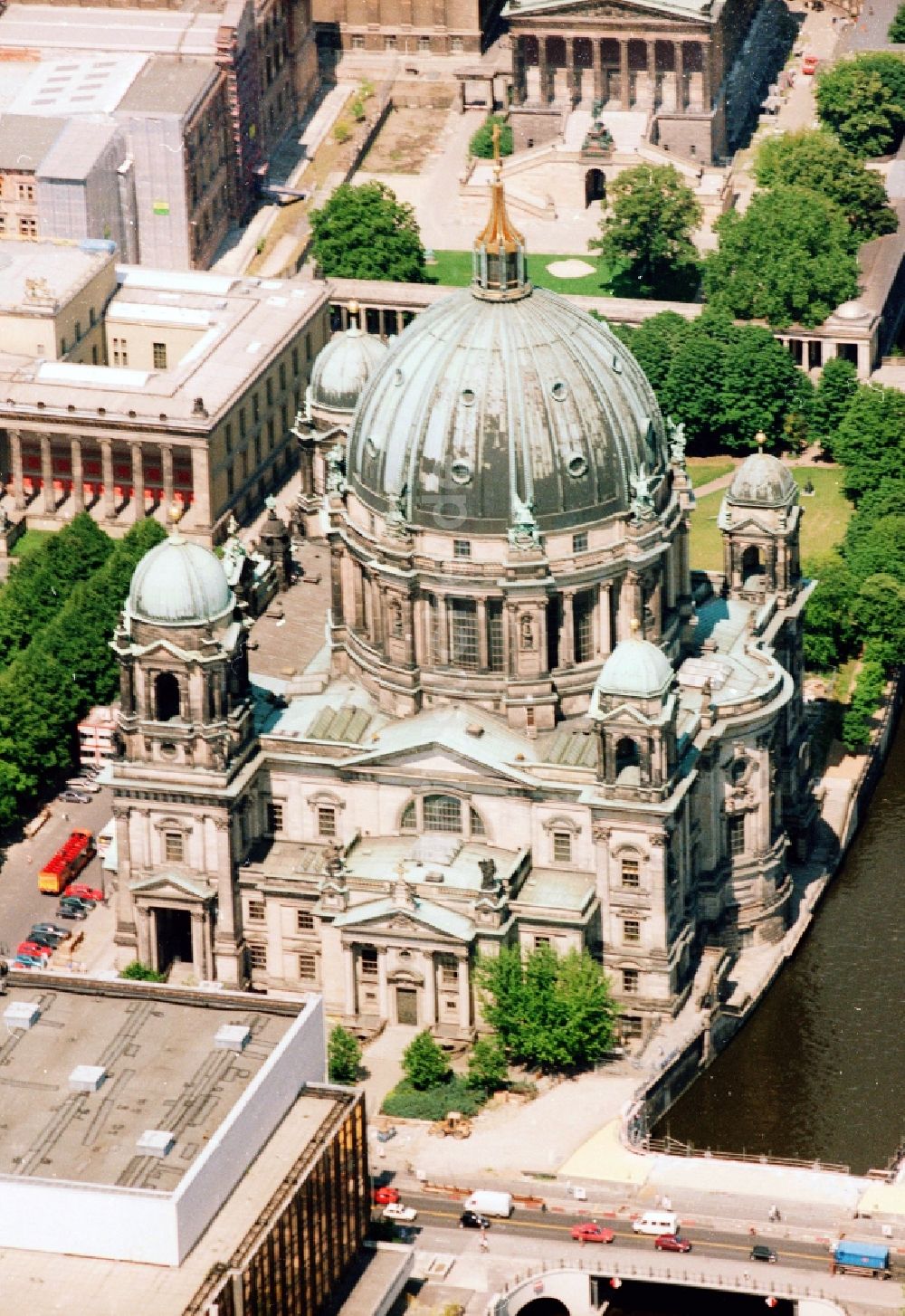 Luftbild Berlin - Der Berliner Dom an der Spree in Berlin im Bundesland Berlin