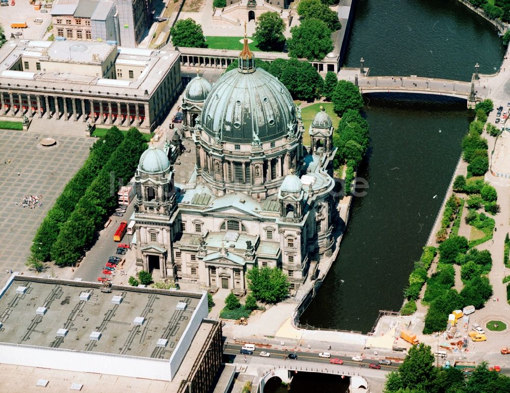 Luftaufnahme Berlin - Der Berliner Dom an der Spree in Berlin im Bundesland Berlin